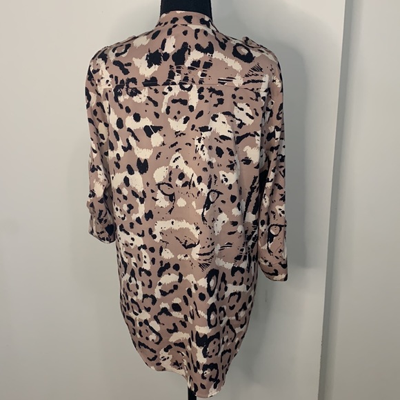 2b bebe leopard print button up shirt with 3/4 sleeve and 2 front pockets - Picture 3 of 3